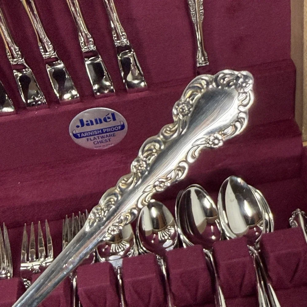 Oneida Shelley Cube Stainless Flatware 48 Pcs. 8 Settings + Serving Ware + Case